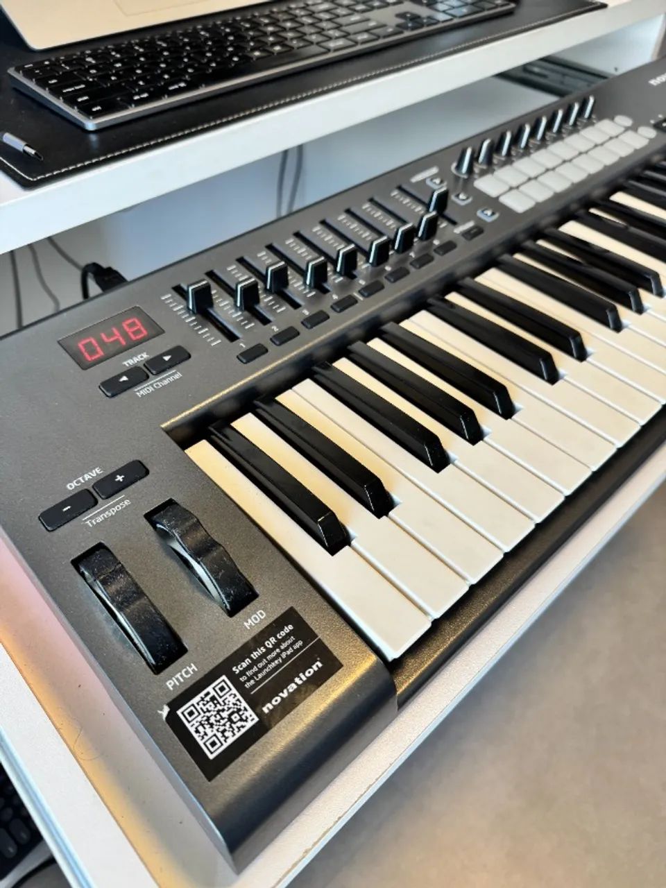 Controladora Novation Launchkey 49 MK2 - Foto 5