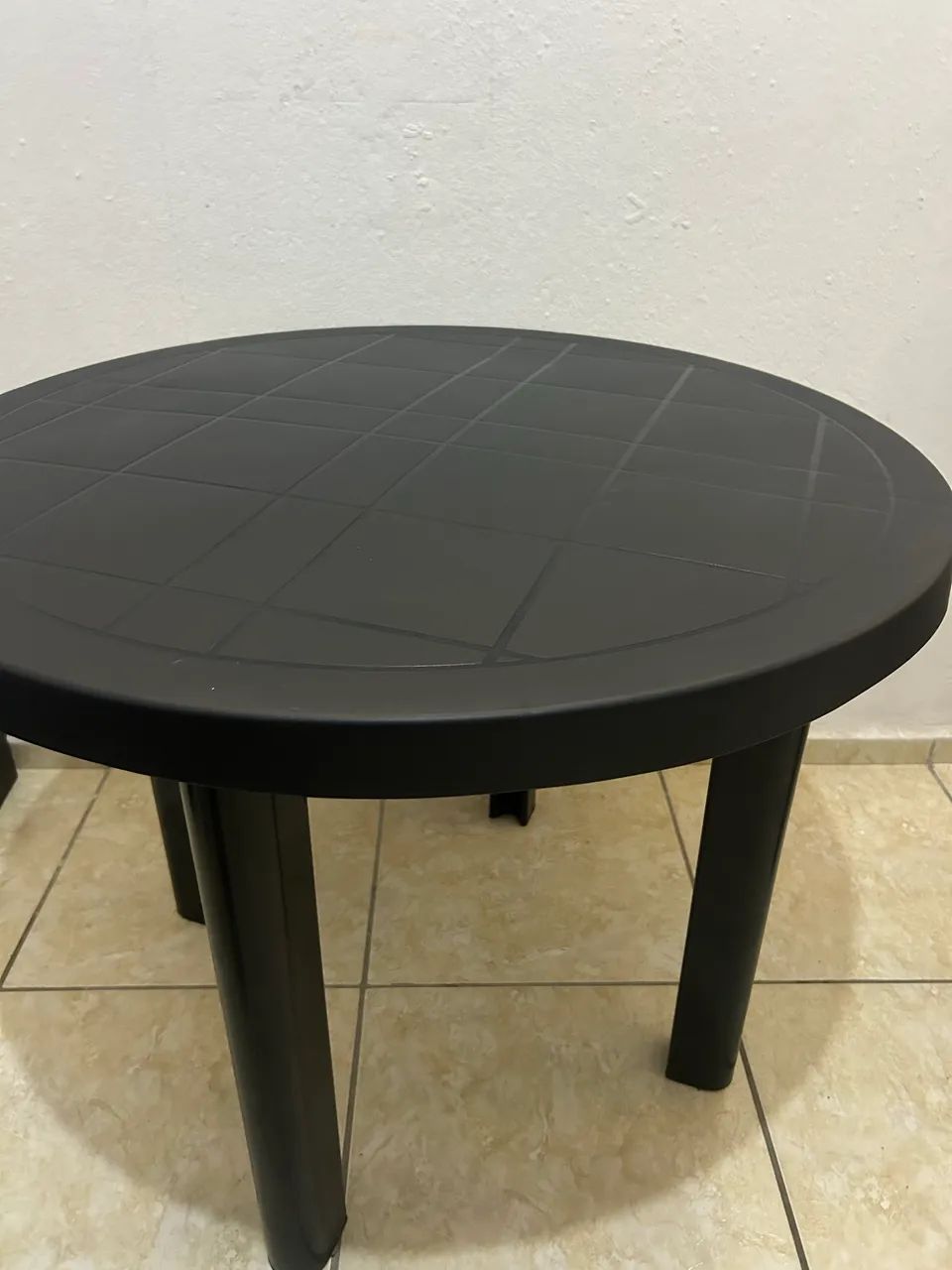 VENDO MESA DE PLÁSTICO CONSERVADA COM 3 CADEIRAS  - Foto 2