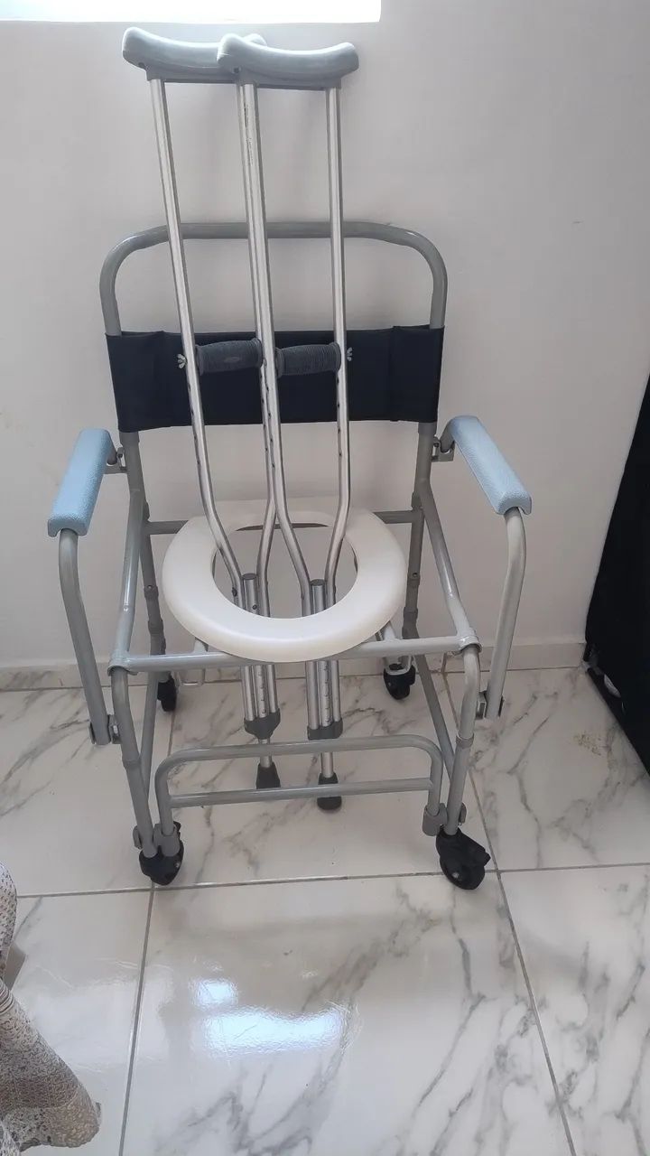 Cadeira de banho e muleta 