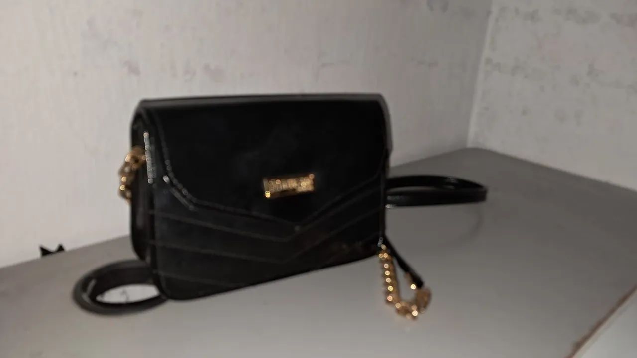 bolsa preta com alça em corrente dourada  - Foto 2