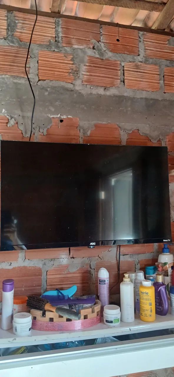 TV AOC PRATICAMENTE NOVA