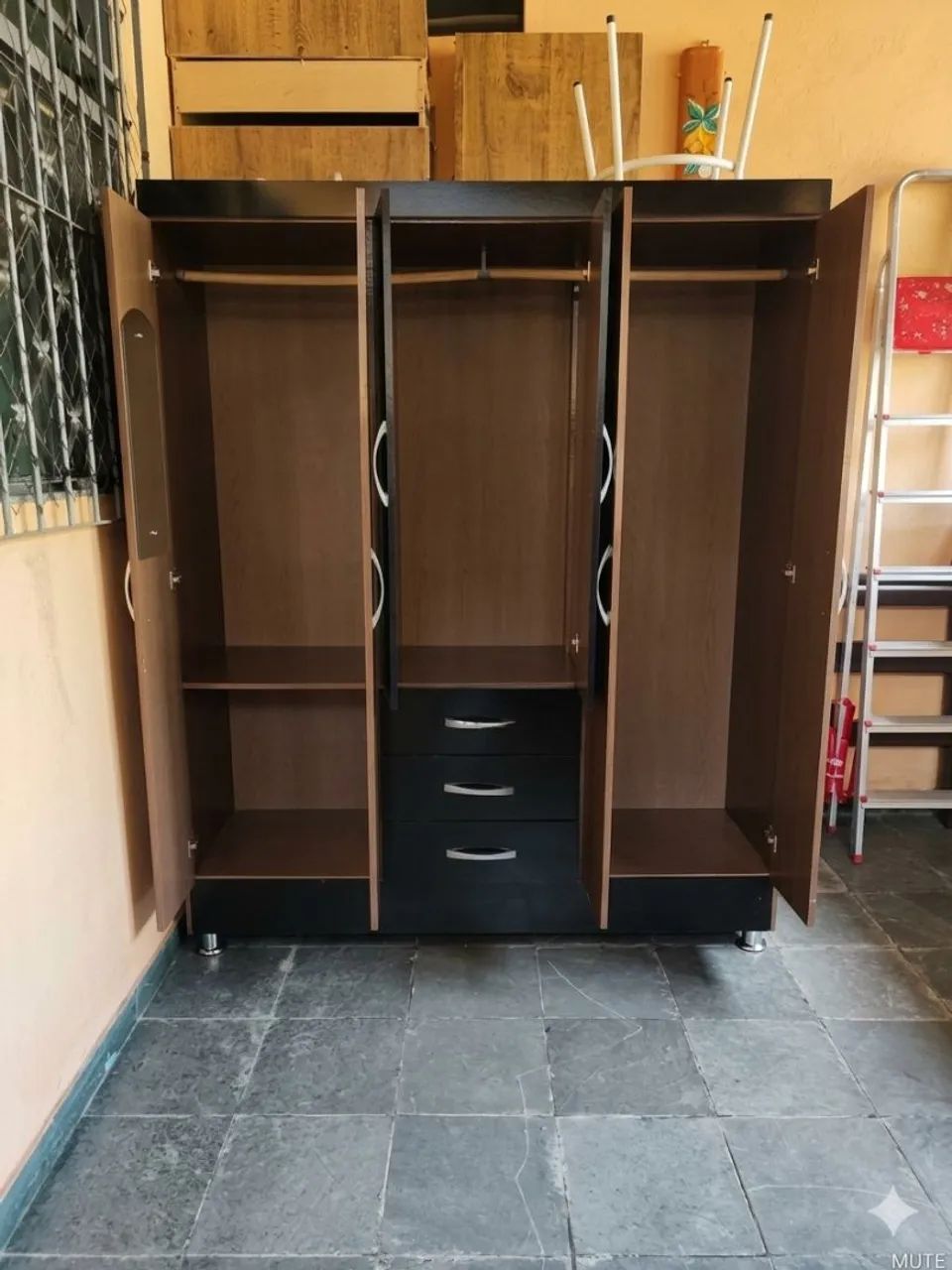 Guarda roupas de solteiro  com 6 portas, sendo uma com espelho e 3 gavetas. - Foto 2