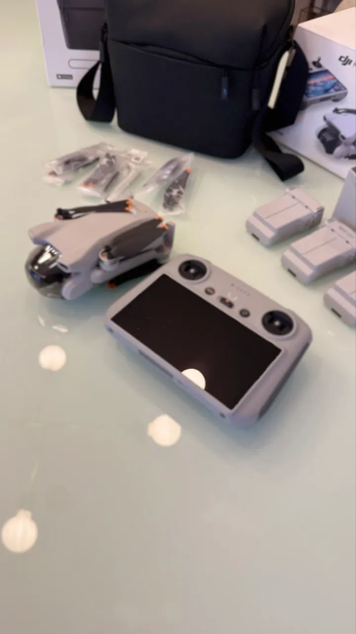 Drone DJI Mini 3 com tela + kit Fly More Combo Pro - Foto 2