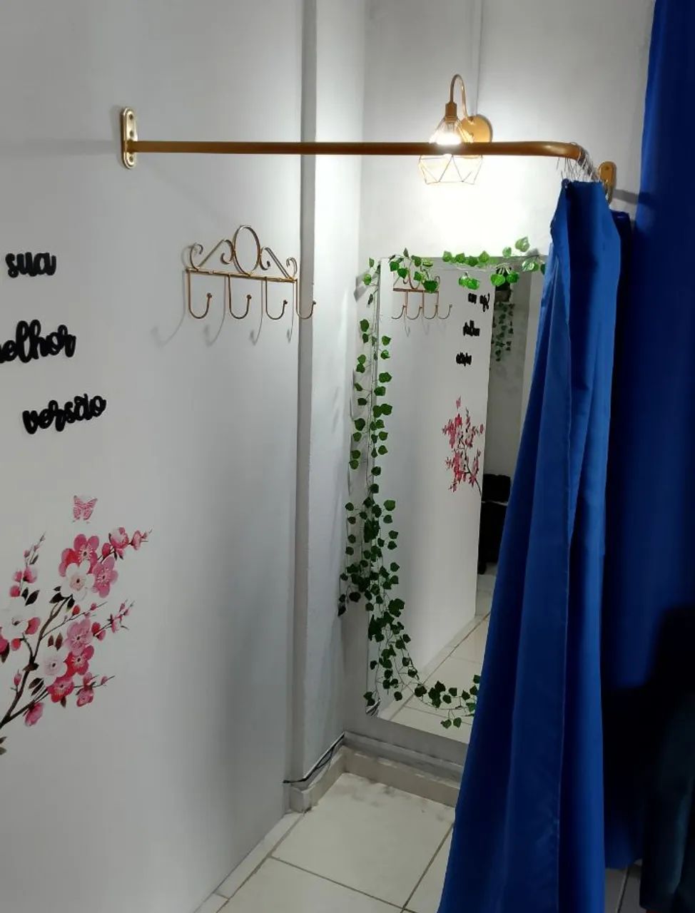 Provador de canto com cortina azul  - Foto 2
