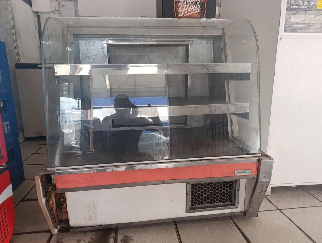 Expositor de frios (precisa de reparos) funciona normal