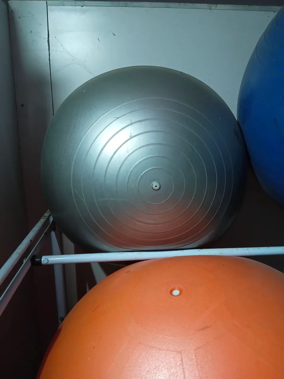 Tenho 4 bolas de pilates 65cm  - Foto 3