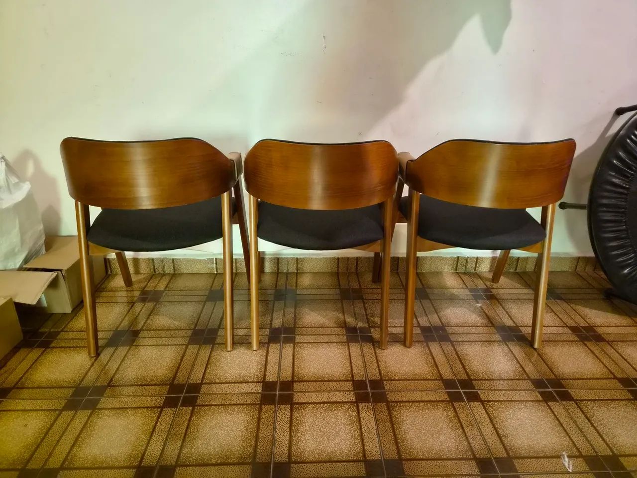 TRIO DE CADEIRAS COM BRAÇOS EM MADEIRA - MODERNAS, IMPECÁVEIS E ELEGANTES - Foto 5