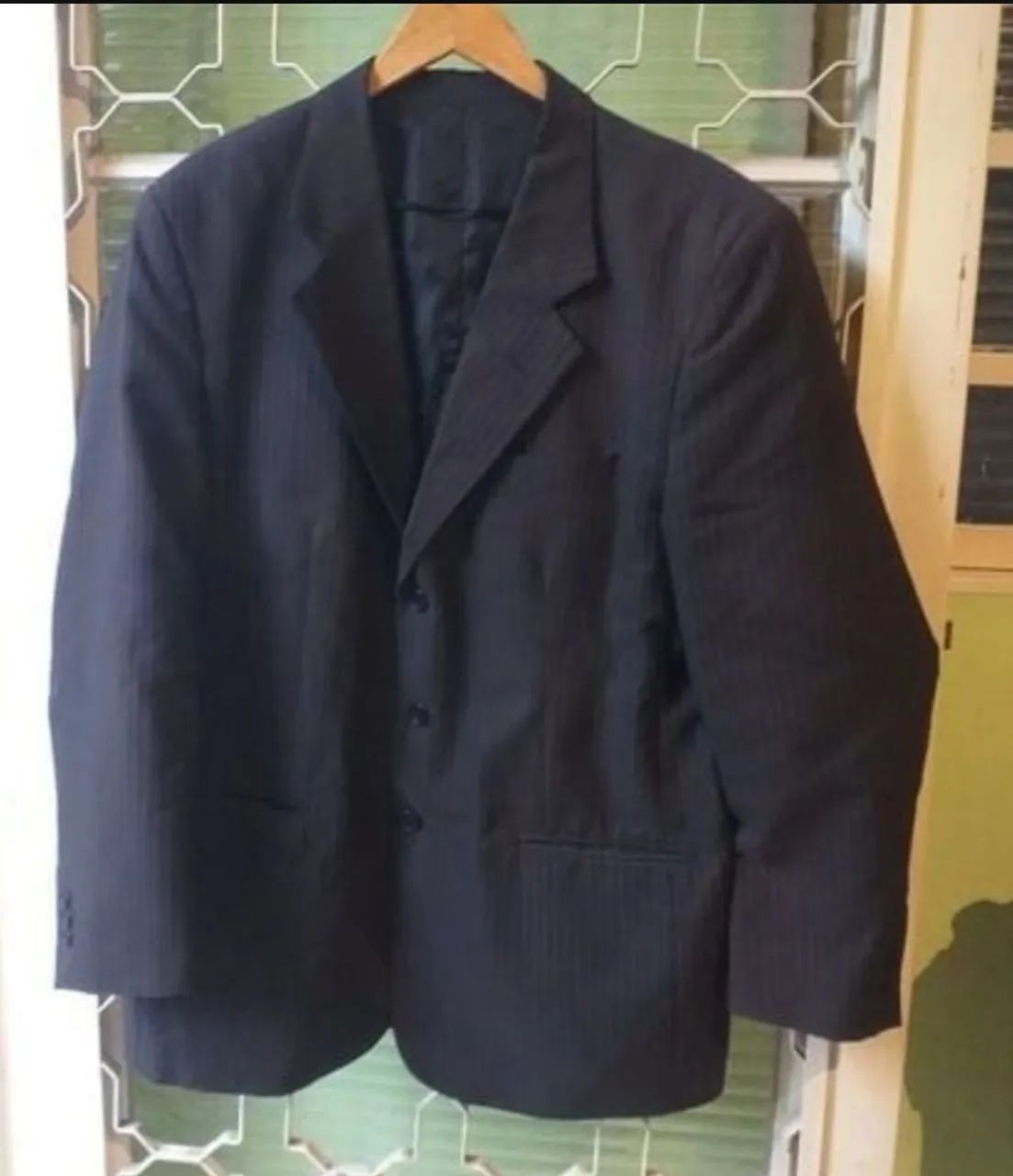 Blazer preto plus size risca de giz Claude Hills 