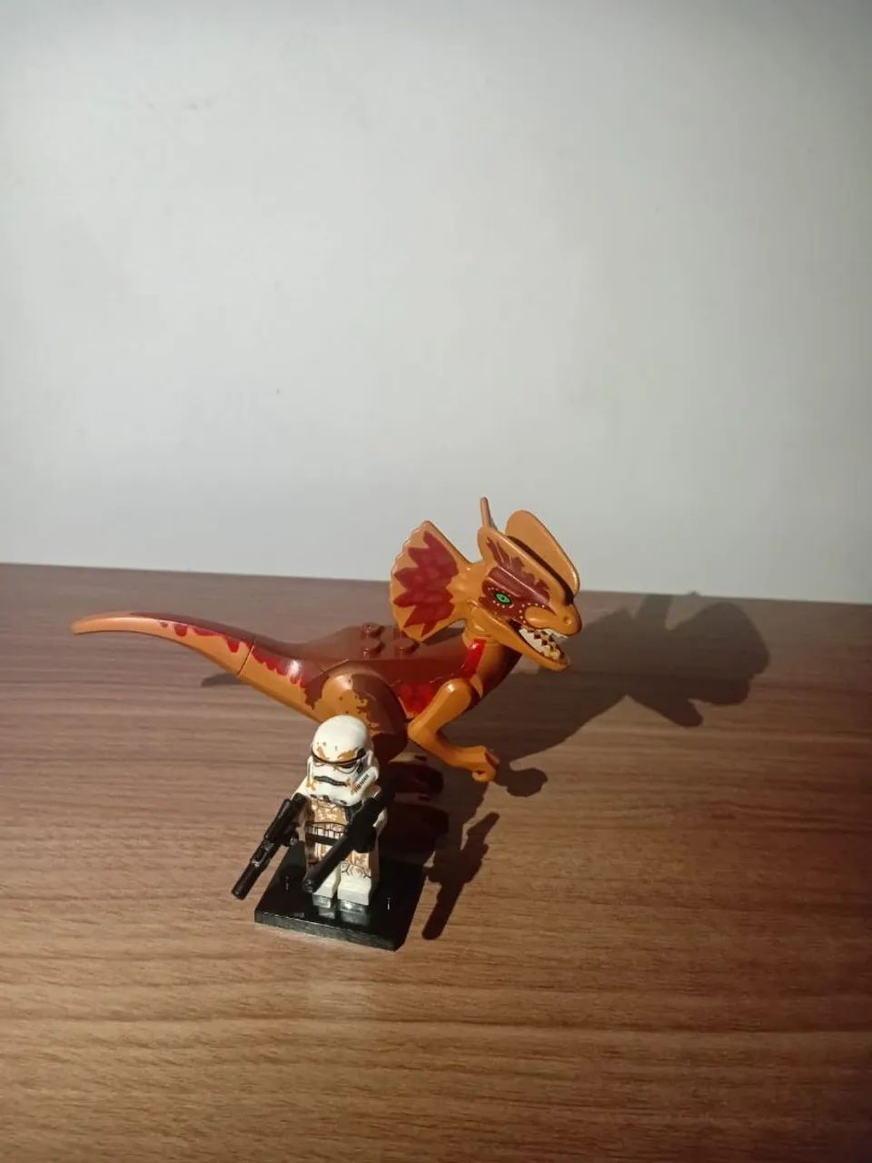 Stormtrooper e dilofosauro