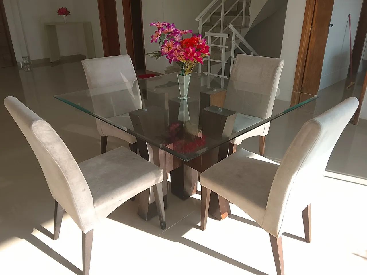 Mesa de jantar com quatro cadeiras  - Foto 2