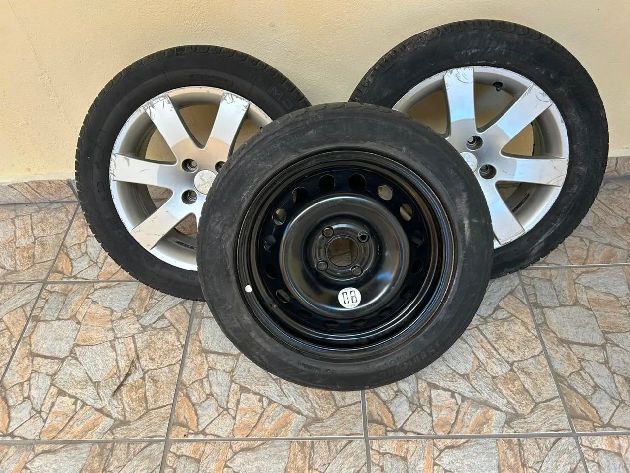 3 Pneus Aro 15 (2 Pneus + Estepe) - R$ 1.200
