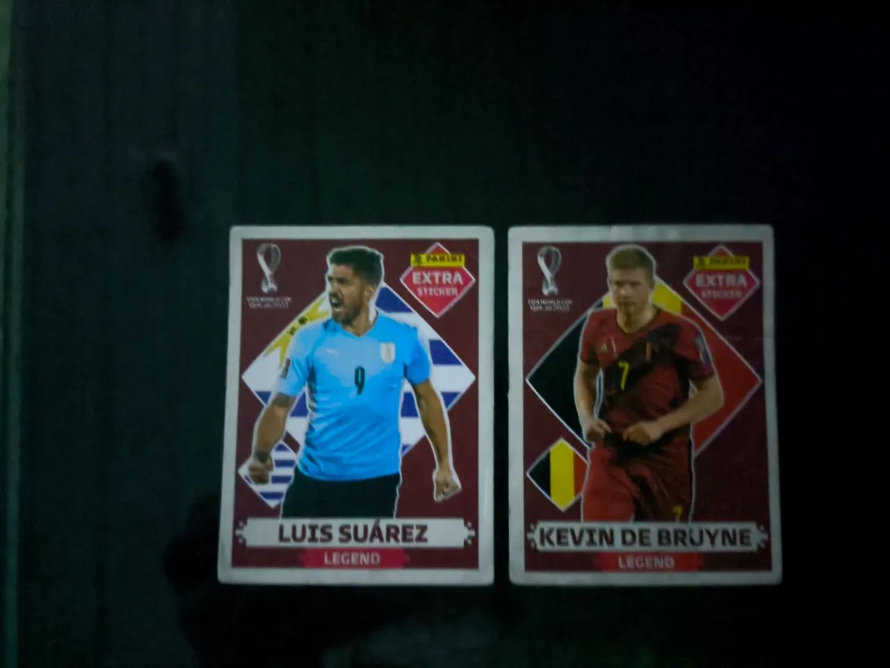 2 Figurinhas Extra Legend Vermelhas Qatar 2022 - De Bruyne e Suárez