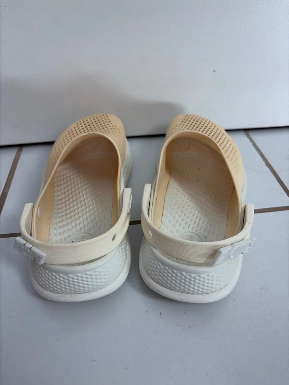 Crocs amarelinha original  - Foto 4