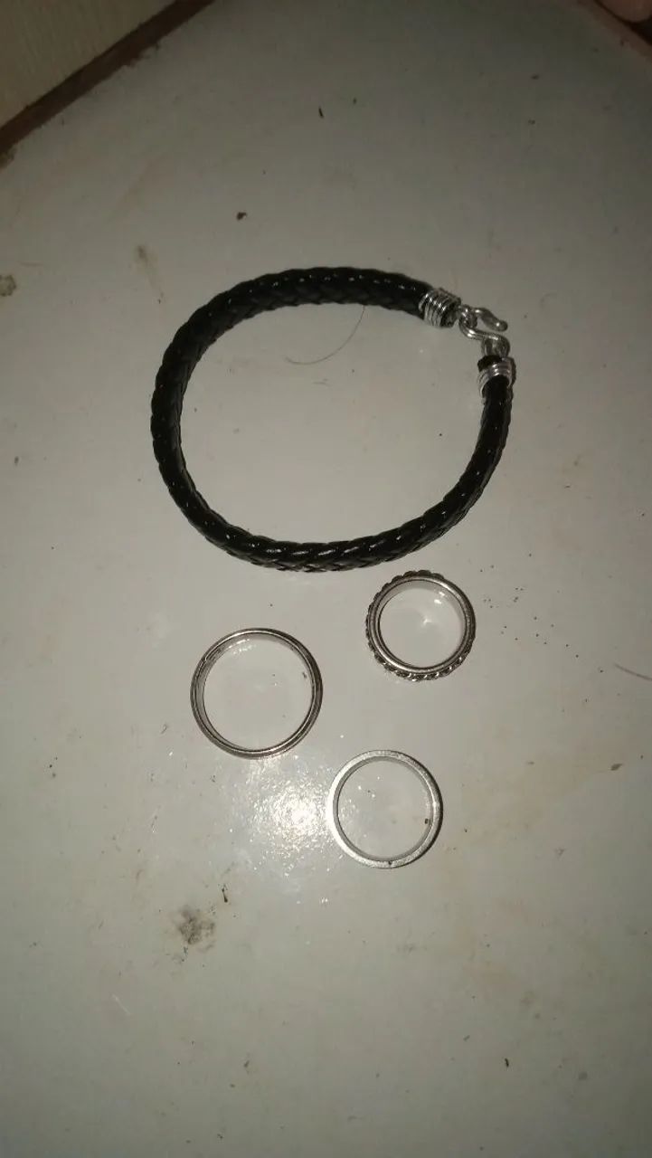1 pulseira e 3 anéis ( não é de prata )