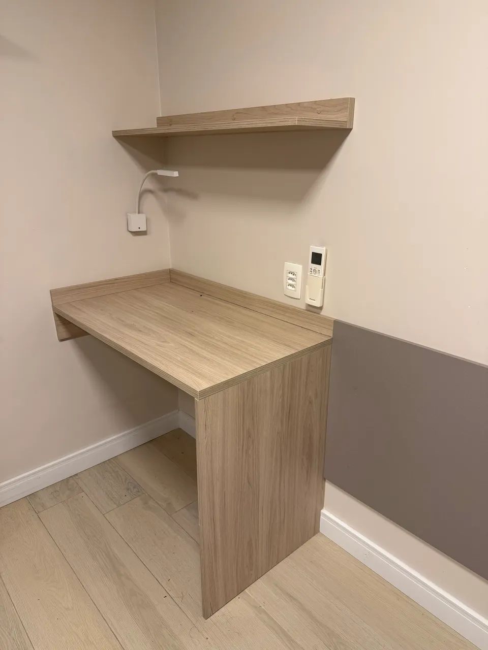 Escrivaninha com estante em MDF é ótimo estado - Foto 2