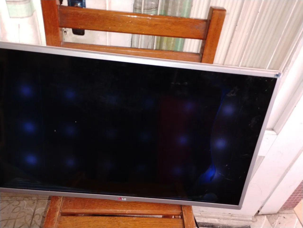 TV LED LG Branca 32 Polegadas Modelo 32LB560B Tela trincada Ligando - Foto 3