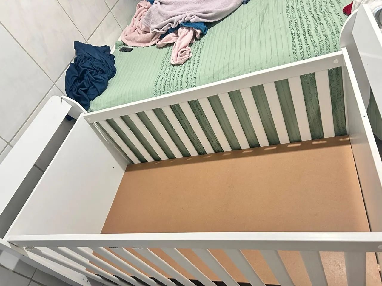 VENDO BERÇO PADRAO INFANTIL POUCO USADO COM COLCHAO  - Foto 5