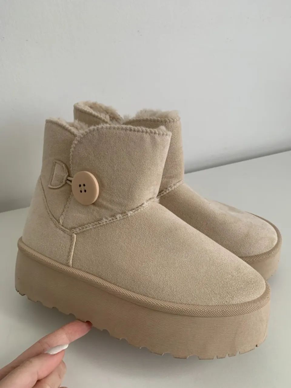 Botinha plataforma tipo ugg peluciada/pelo bege - Foto 4