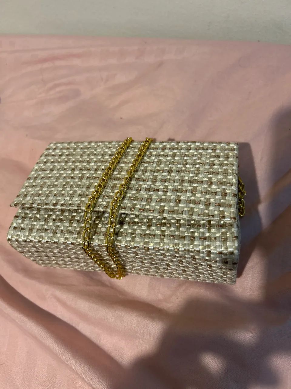 Bolsa Clutch de Palha com Detalhes Dourados e Alça Dourada