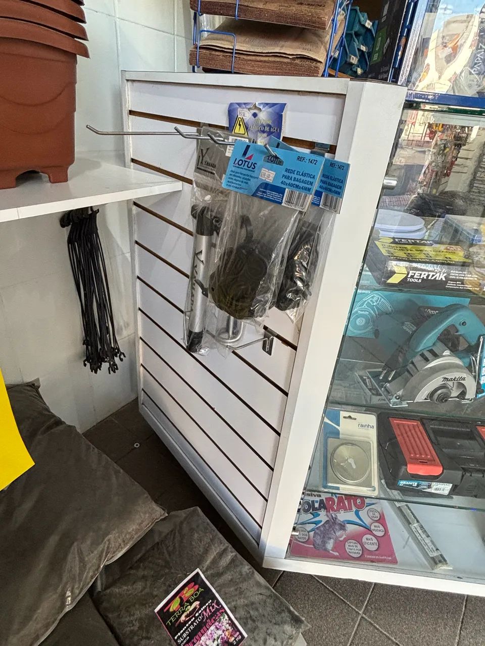 BALCÃO COM VITRINE