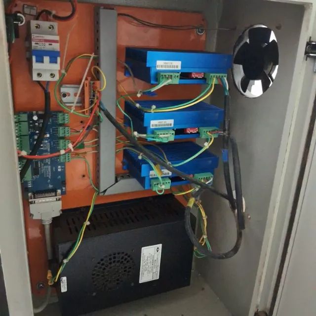 Fresadora CNC (router) de três eixos / Máquina de Corte CNC - Foto 6