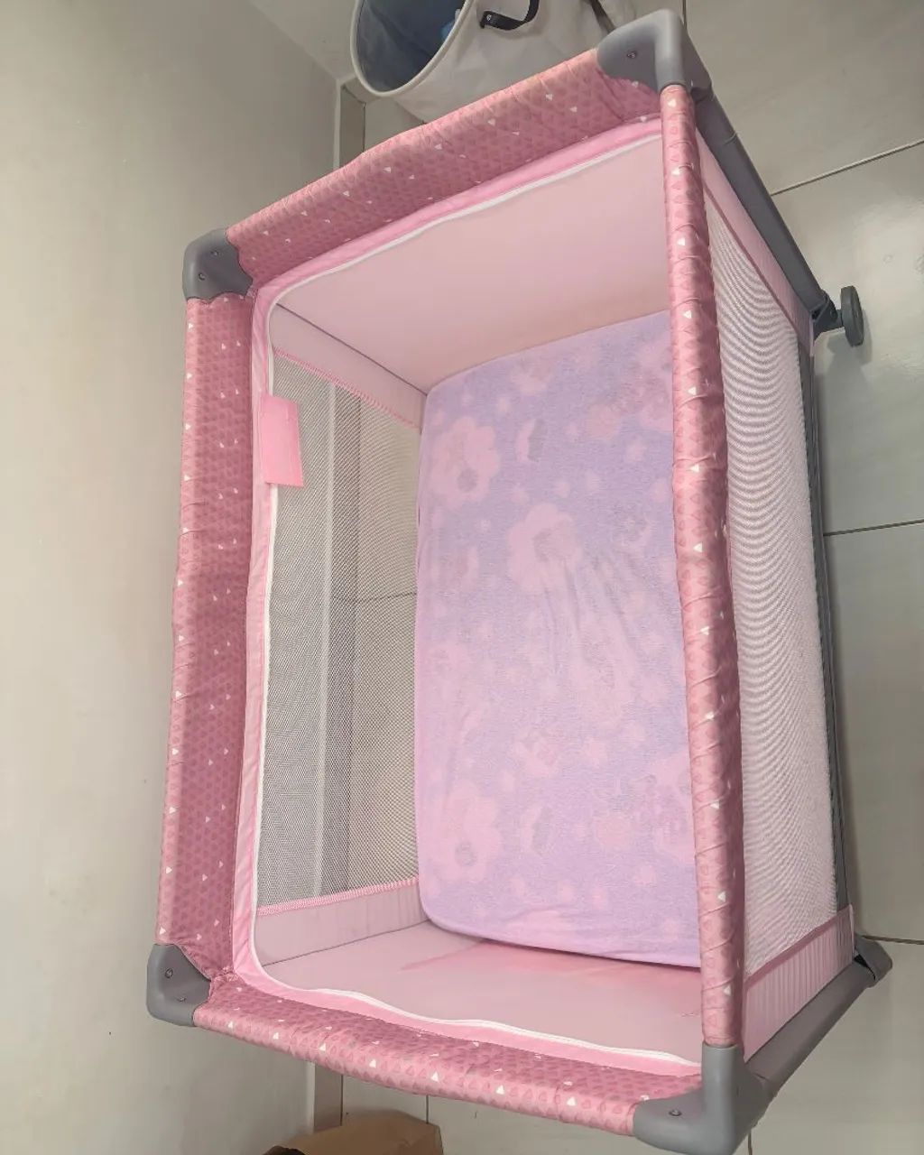Berço portátil rosa com colchão 