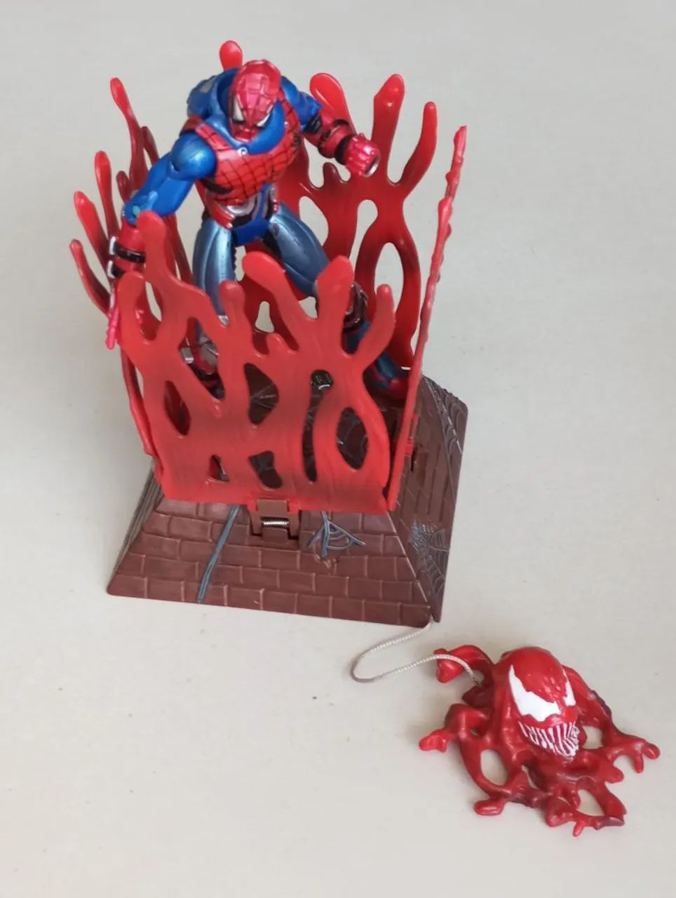 Armadilha /diorama Carnage Toybiz - Foto 4