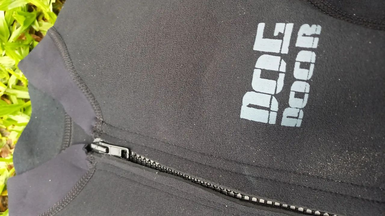 Mais de neoprene, surf e natação. 