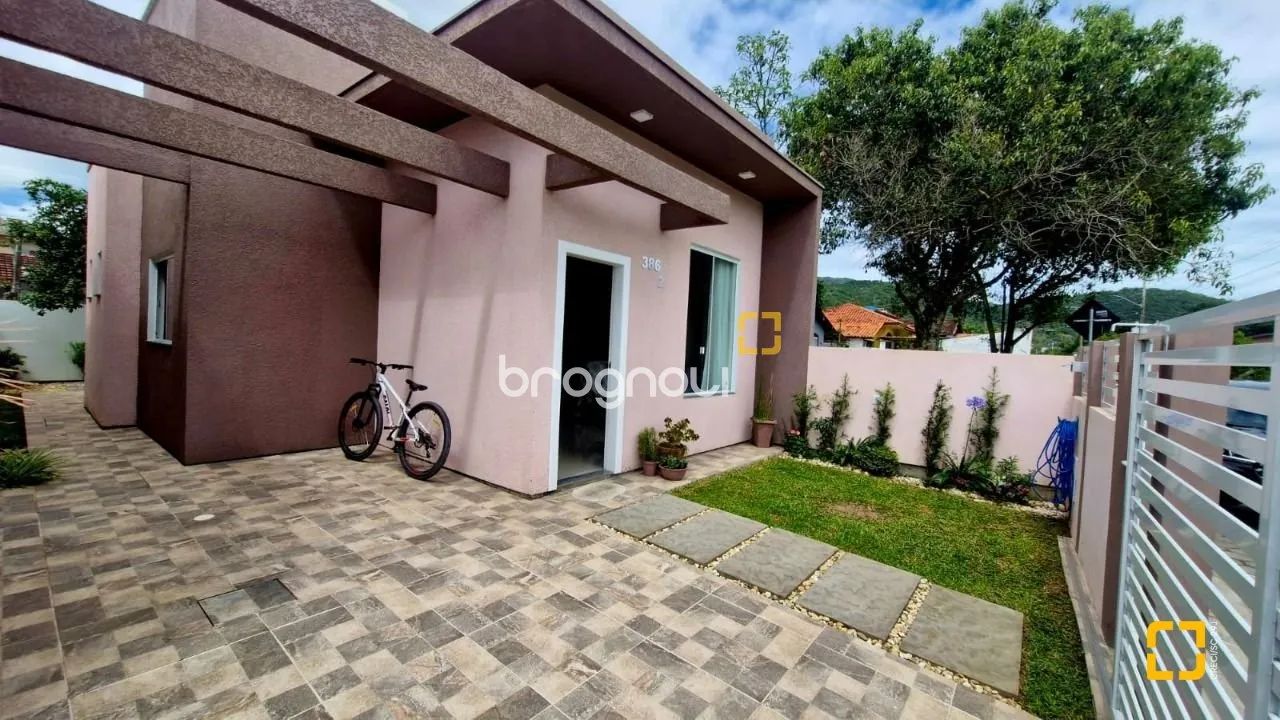 Casa à Venda no Rio Vermelho - 2 Dormitórios (1 Suíte) com Churrasqueira