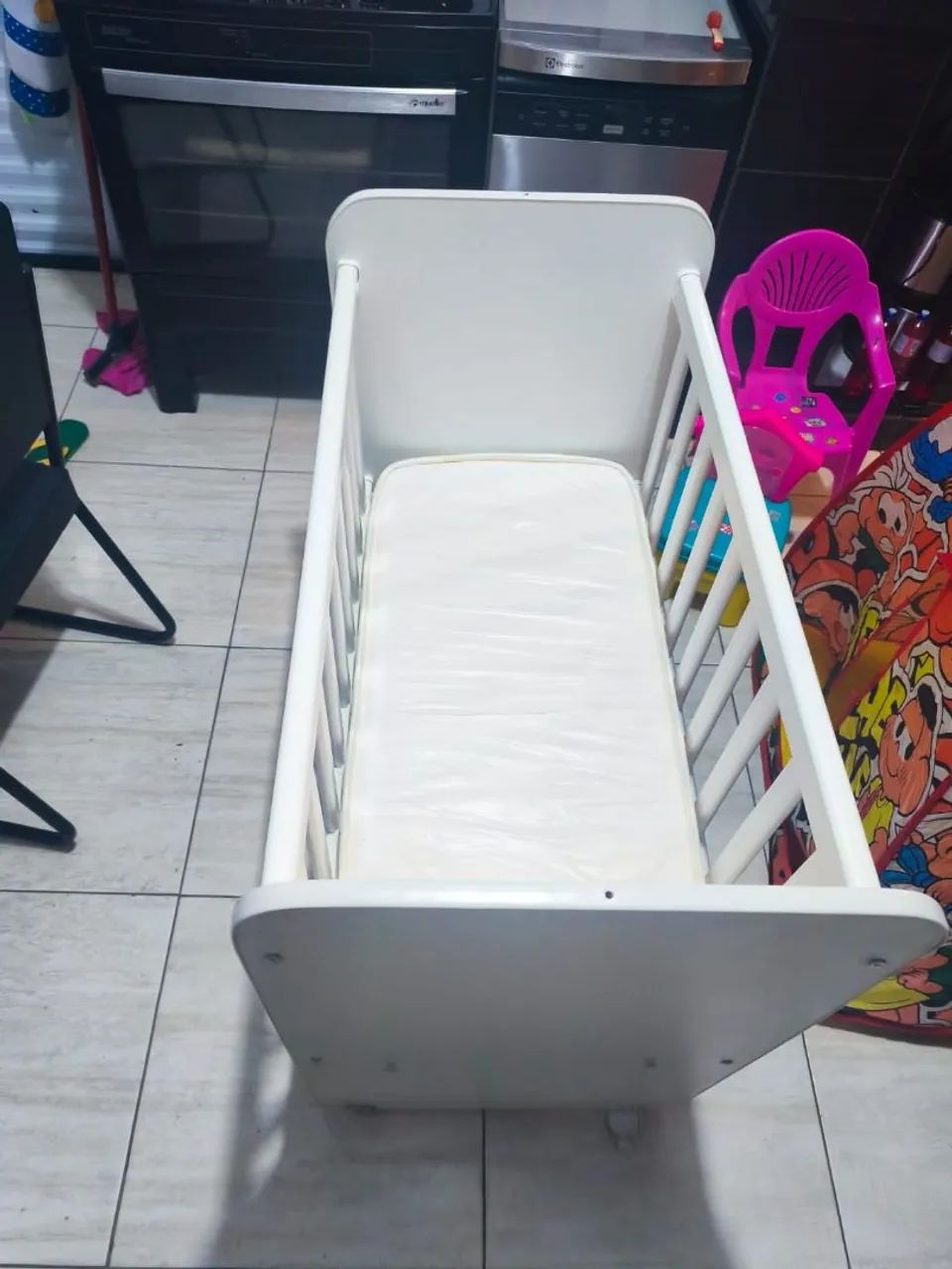 Mini berço, com colchão,  rodinhas nos pés,  e lençol  - Foto 5