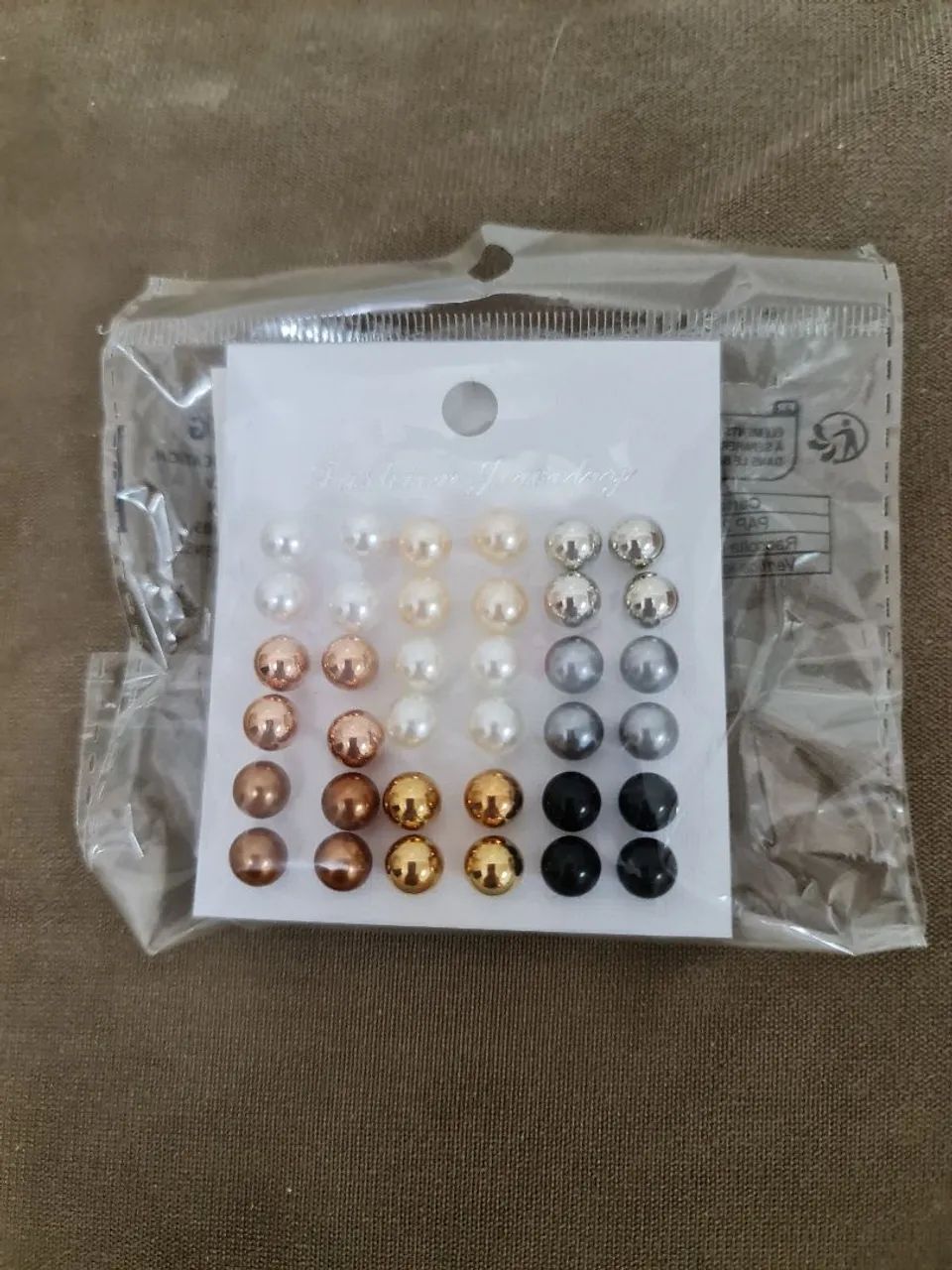 CONJUNTO DE BRINCOS COM VÁRIAS TONALIDADES NOVO  - Foto 2