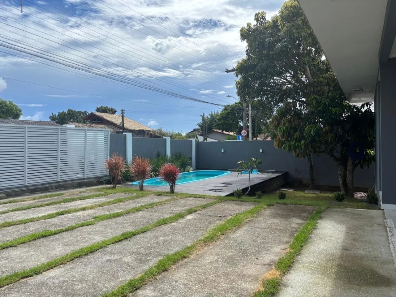 Casa semi mobiliada com 3 dormitórios + amplo quintal e piscina no Rio Vermelho! - Foto 2