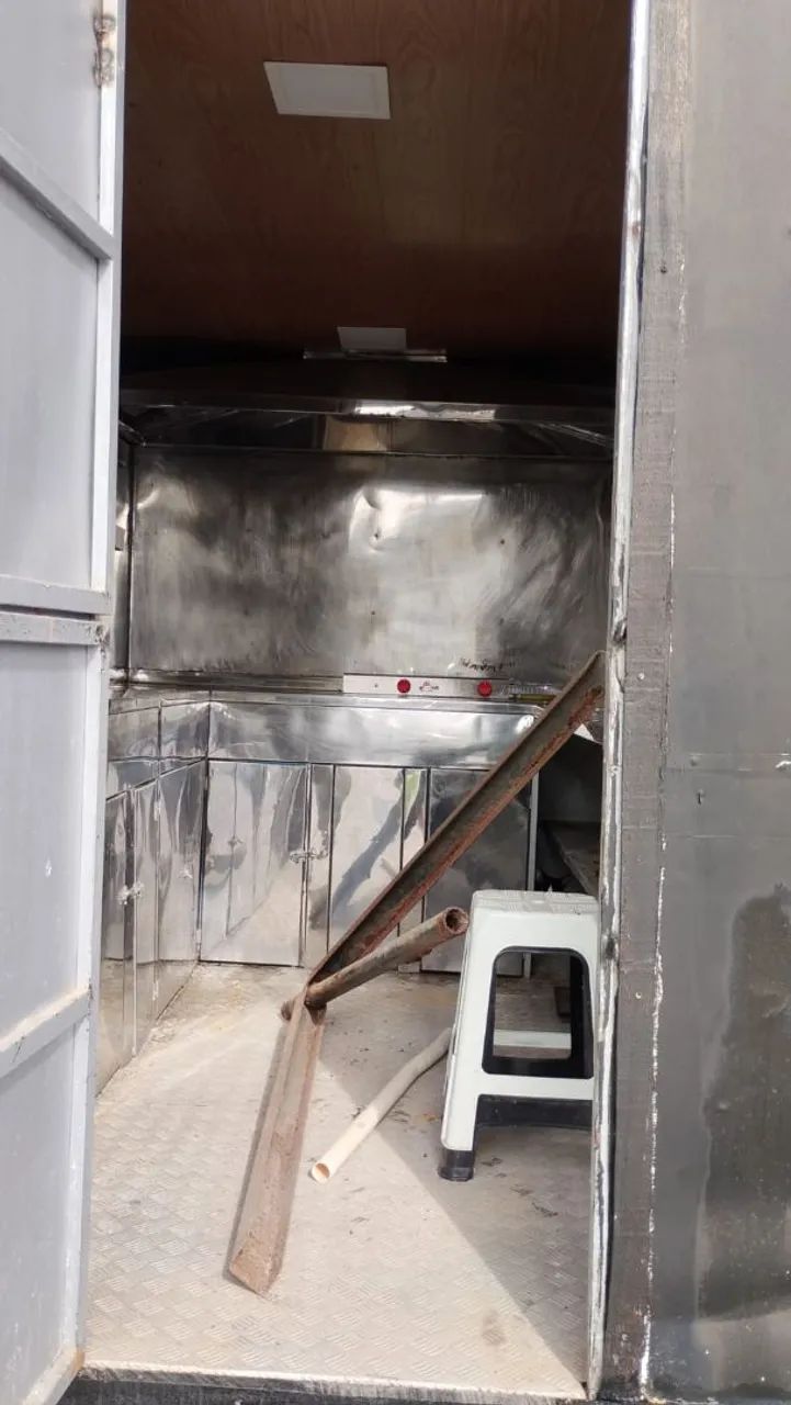 Vendo trailer grande e todo montado de inox por dentro  - Foto 3