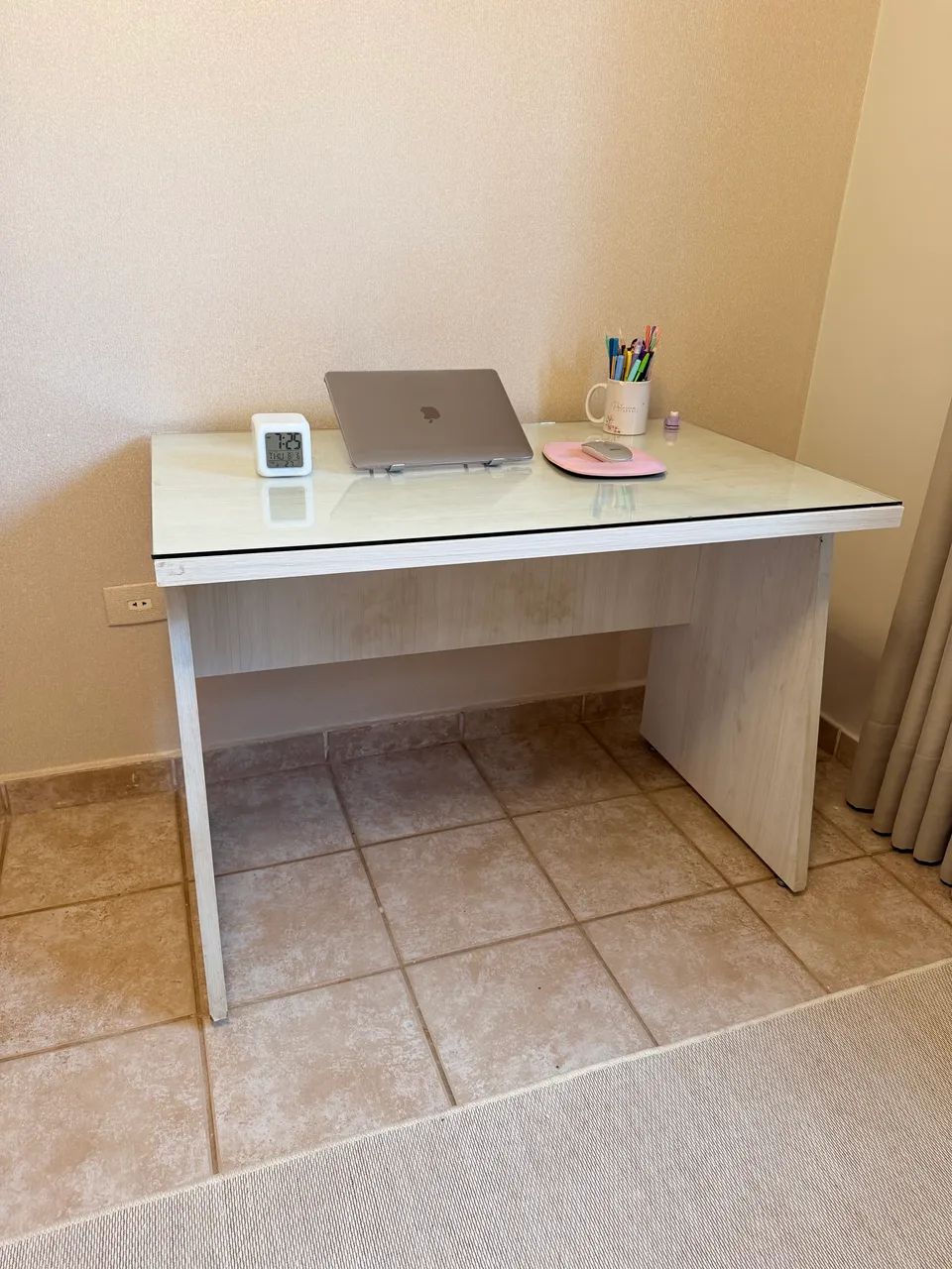 Mesa para escritório de mdf e vidro protetor - Foto 4