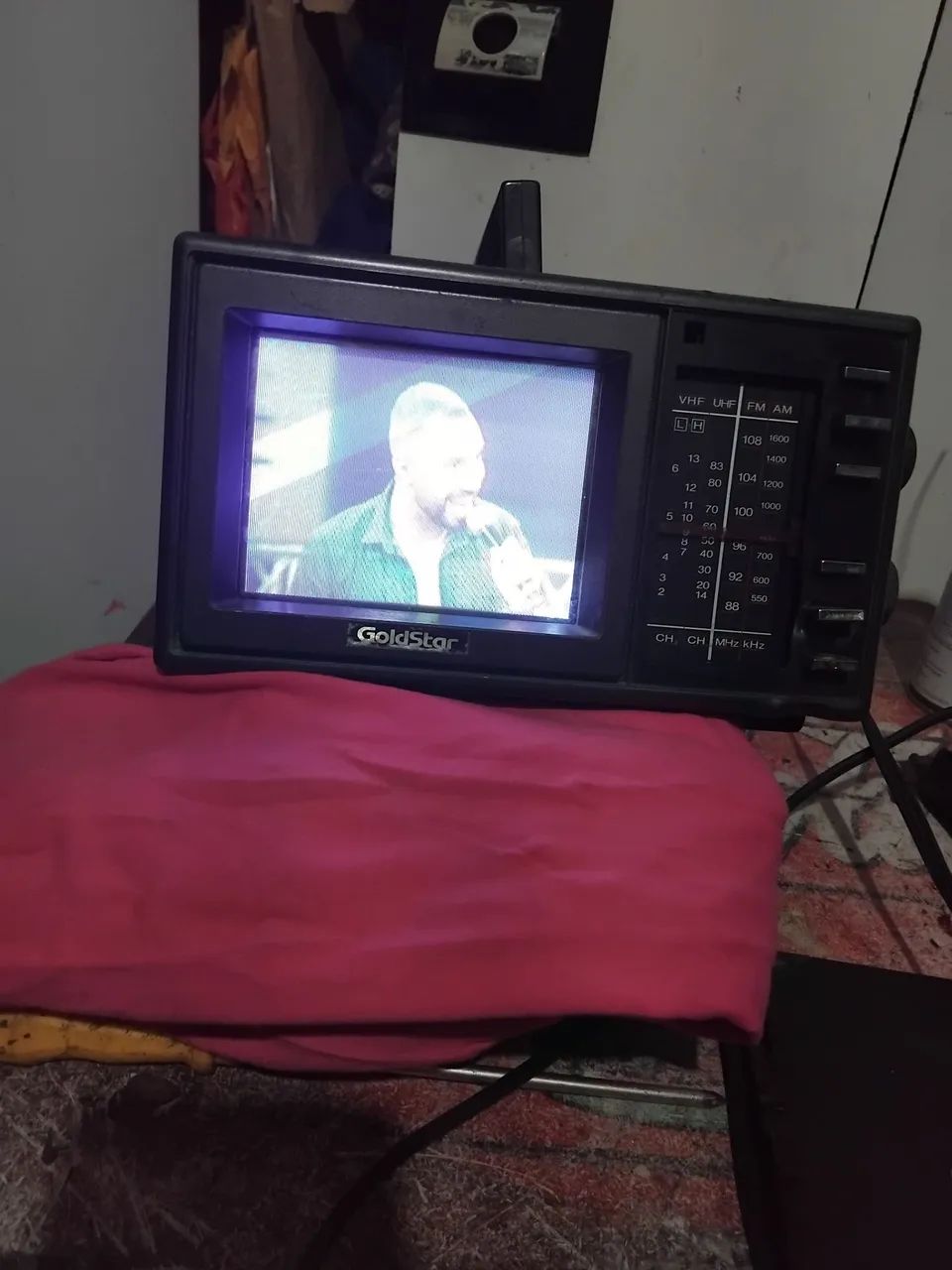 Tv colorida e radio am e FM funcionando 5 polegadas vai com receptor e controle - Foto 3