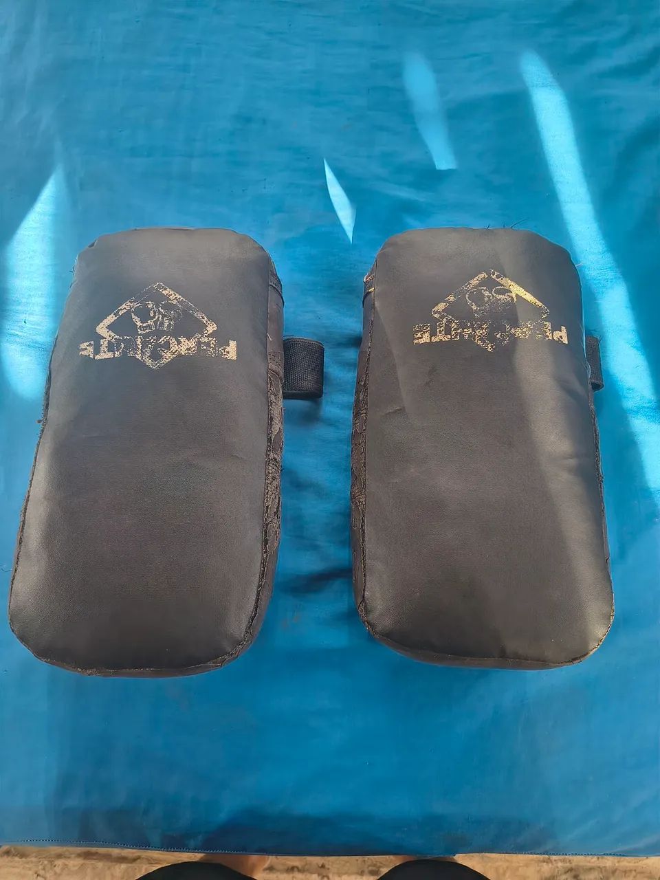 Par de aparadores de chutes e boxe (percamte)