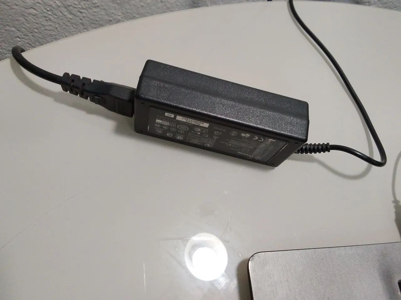 Notebook funcionando com pequenas avarias na carcaça e na tela  - Foto 2