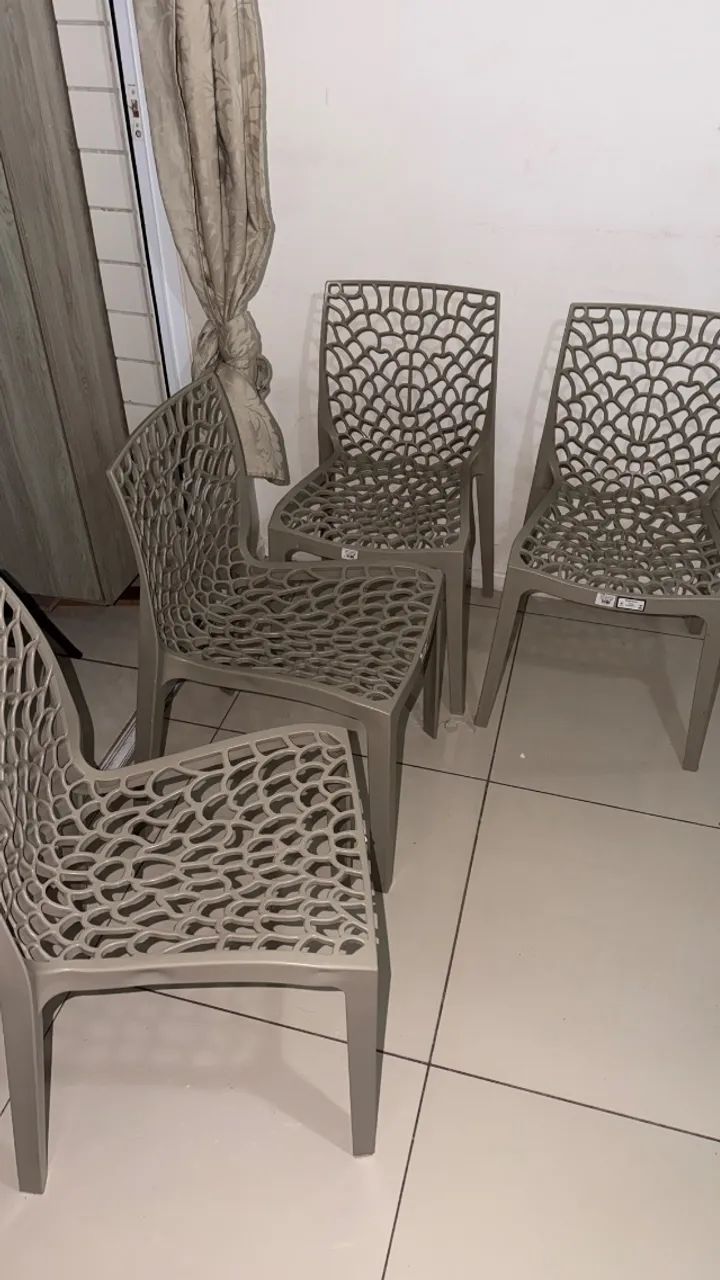 Vendo kit de 4 cadeiras New Plastic, cor beje. * / São Luís 