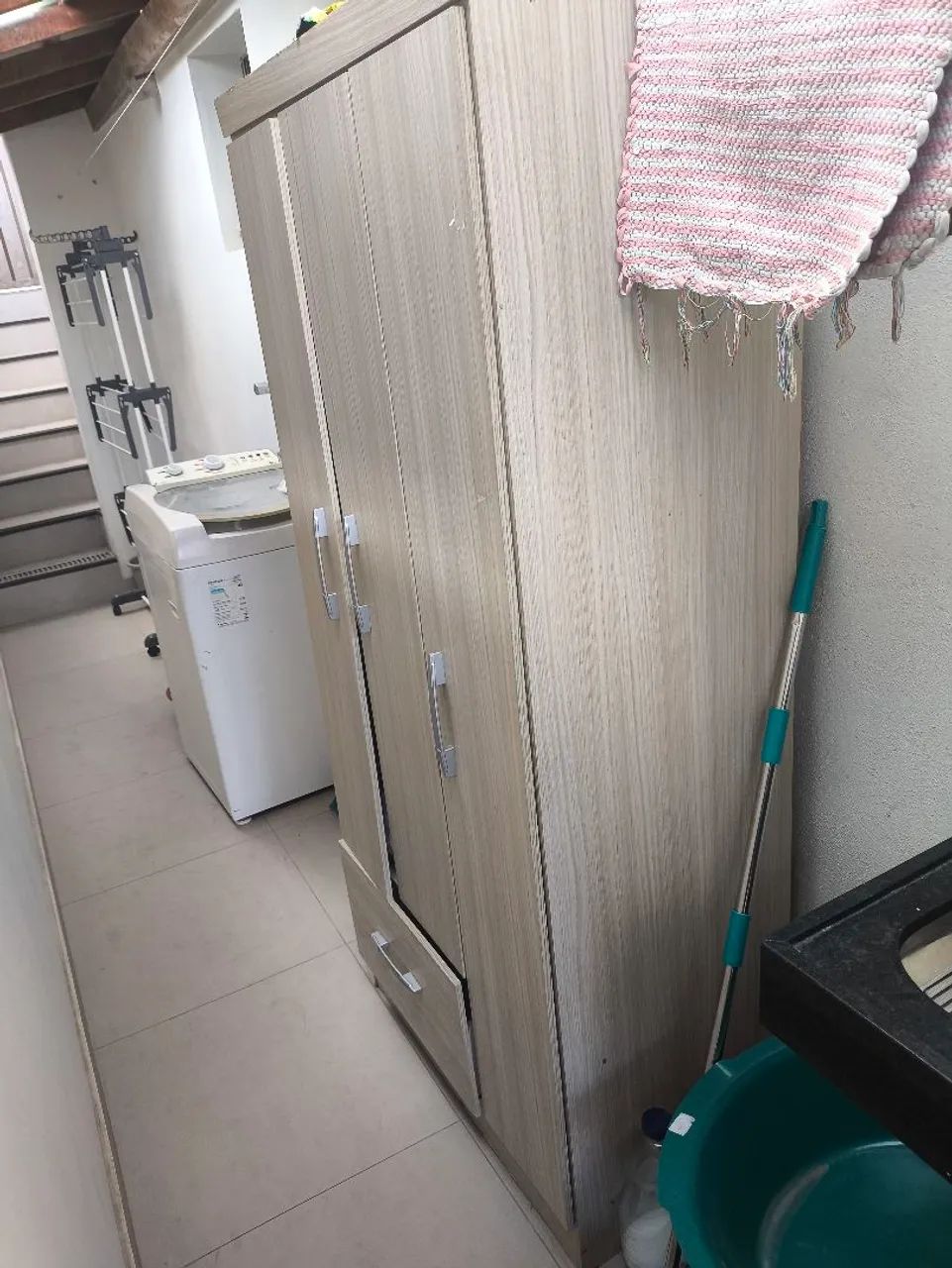 Armário tipo guarda roupa e cadeiras - Foto 4