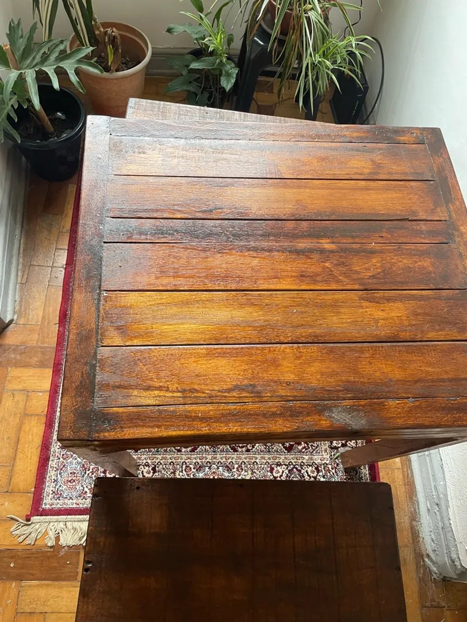 Vendo mesa de madeira com 2 bancos  - Foto 4