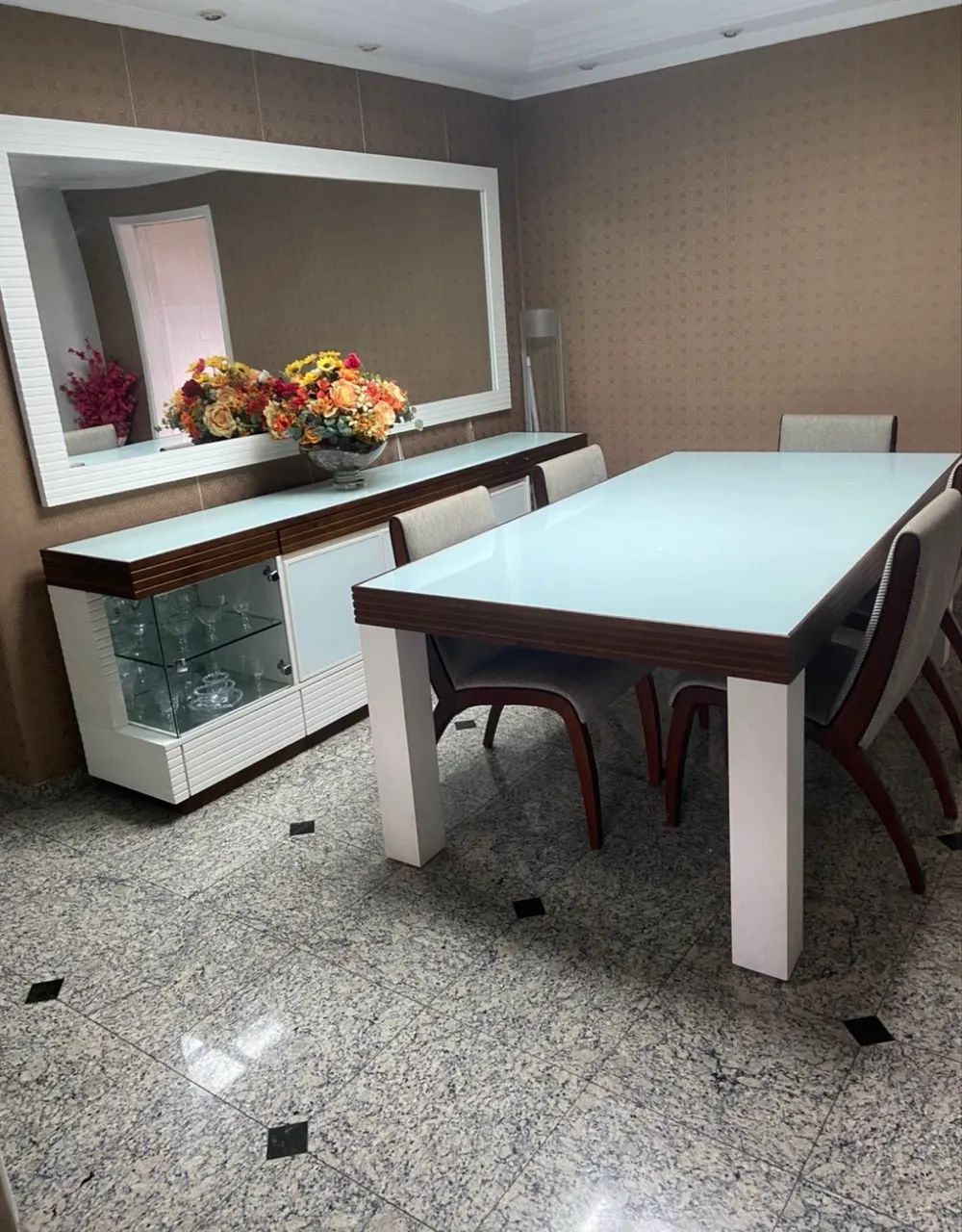 Espelho + Buffet + Mesa com 5 cadeiras