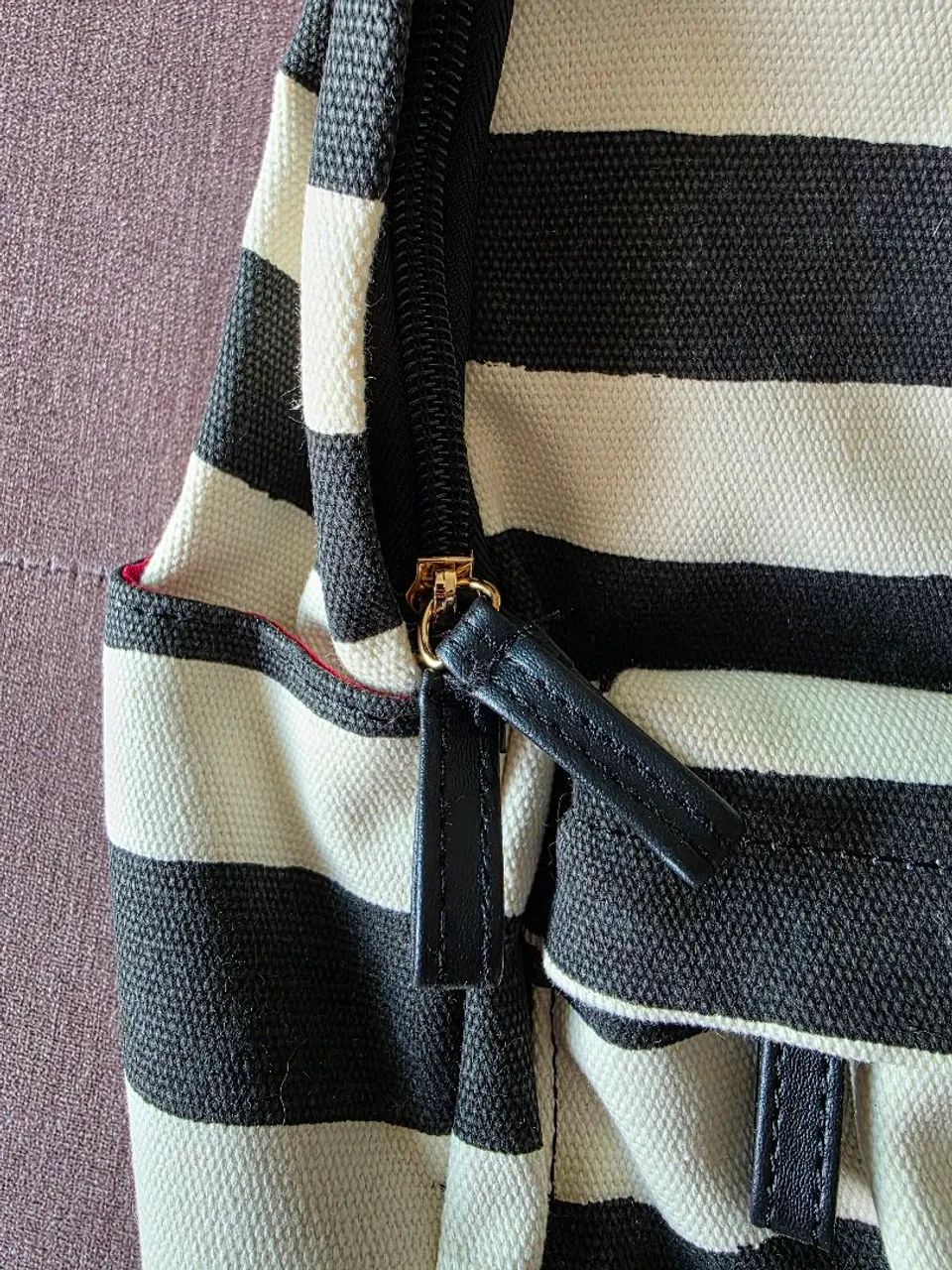 Mochila Listrada Preta e Branca com Detalhe Coração - Foto 4