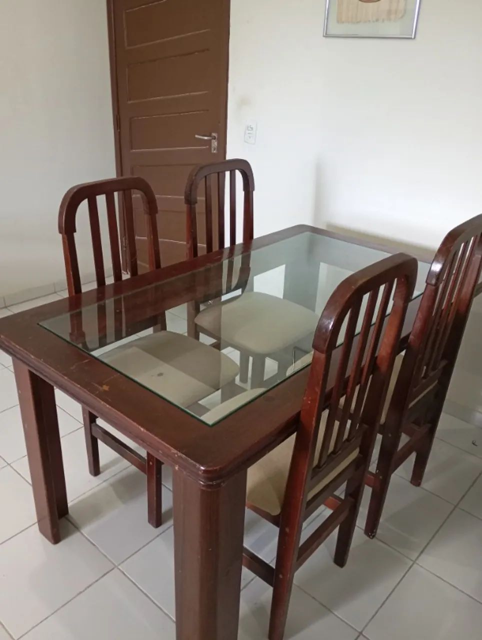 mesa de jantar com cadeiras