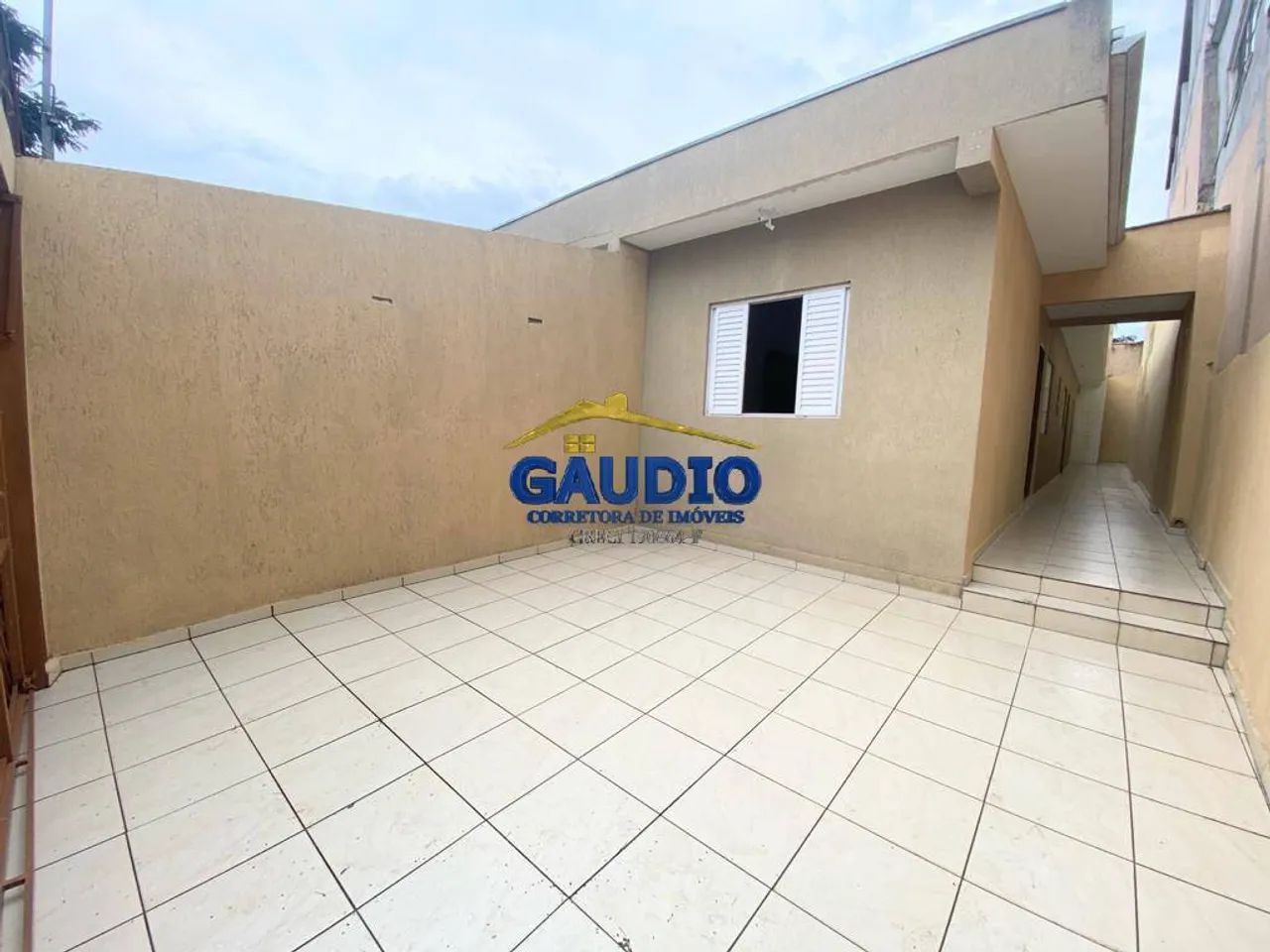 Alugo Excelente Casa Térrea c/ 2 Quartos - 2 Vagas Cobertas