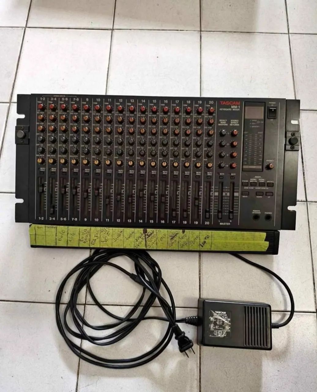 Tascam MM-1 (mesa de son)