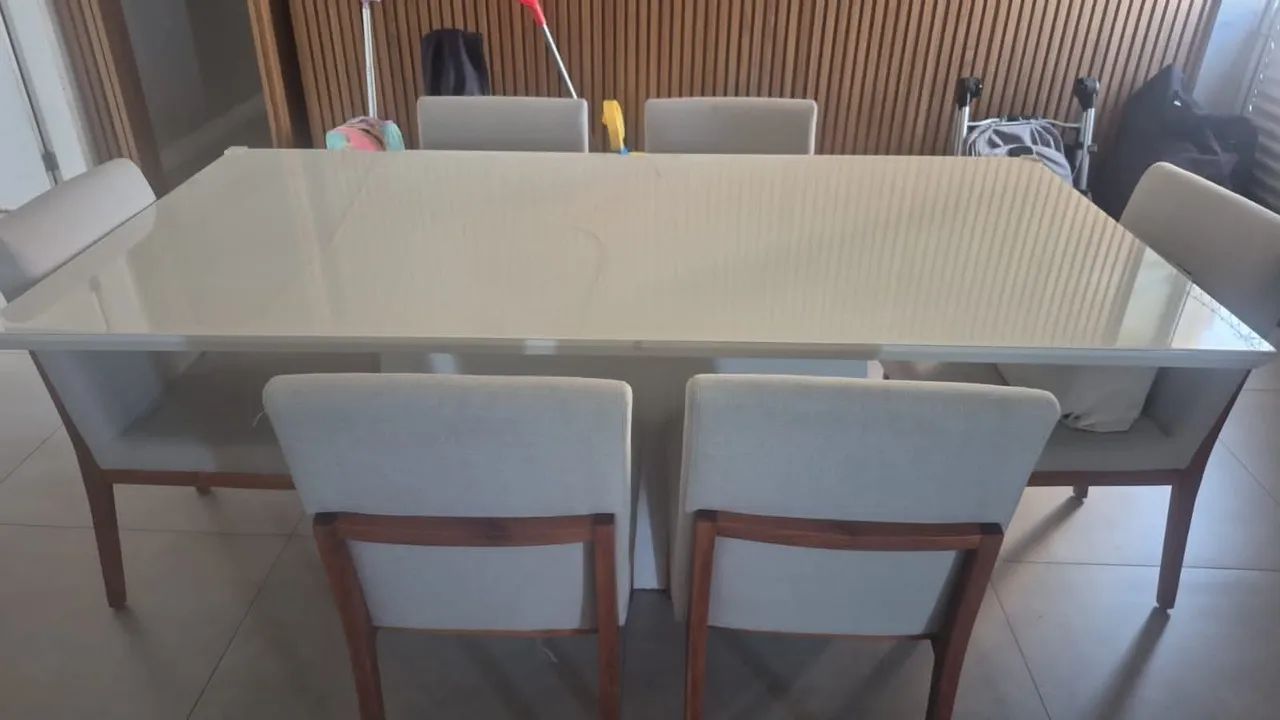 Mesa com 6 cadeiras