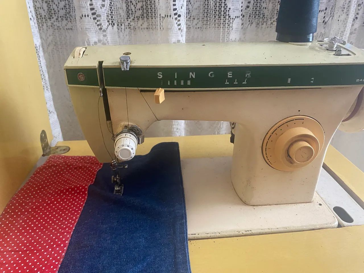 Máquina de costura com gabinete  - Foto 4