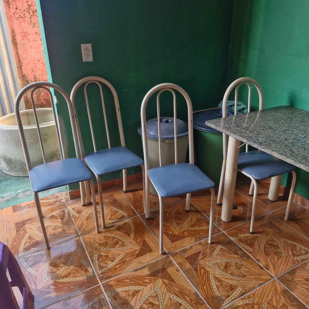 Mesa com 4 cadeiras (tampo de pedra) - Foto 4