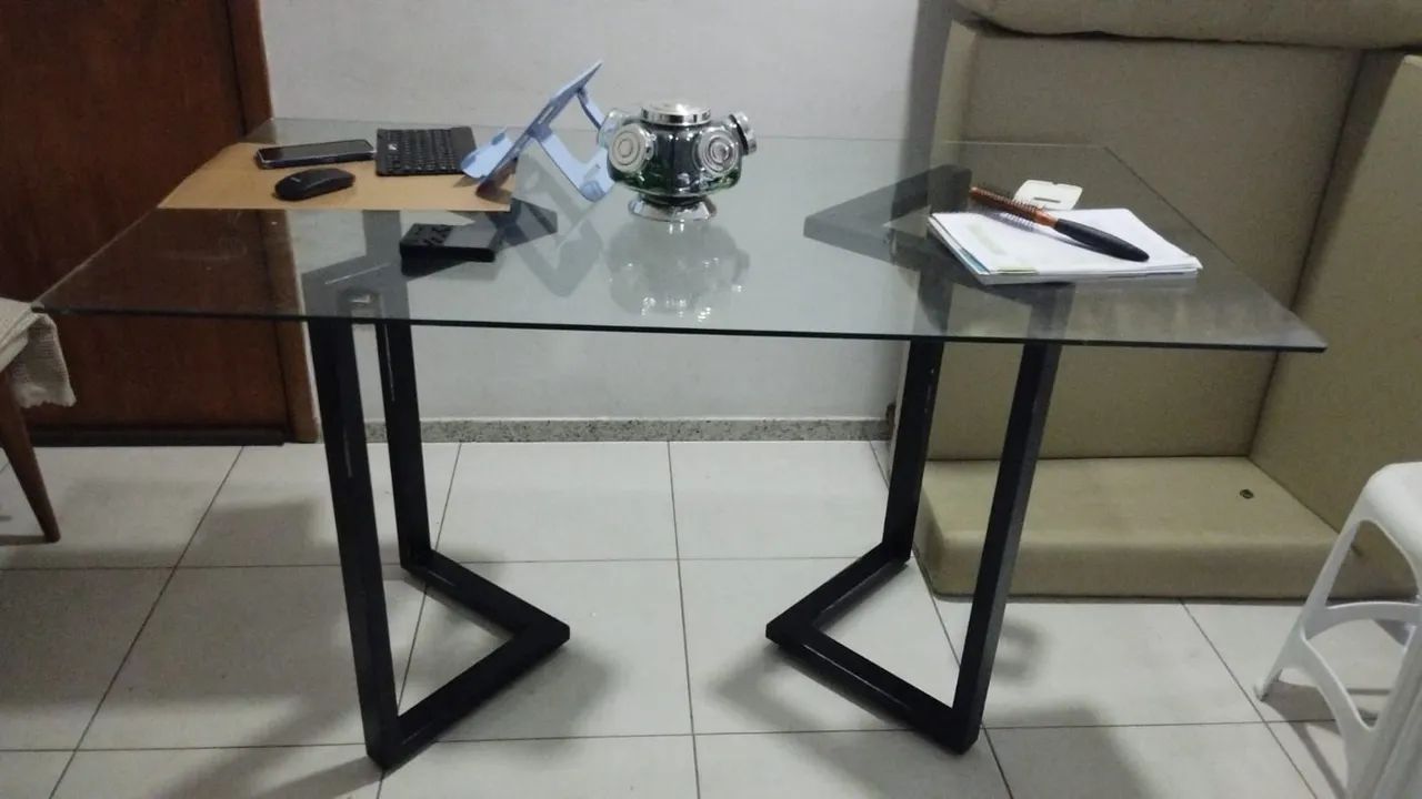 Mesa (base com tampão de vidro).