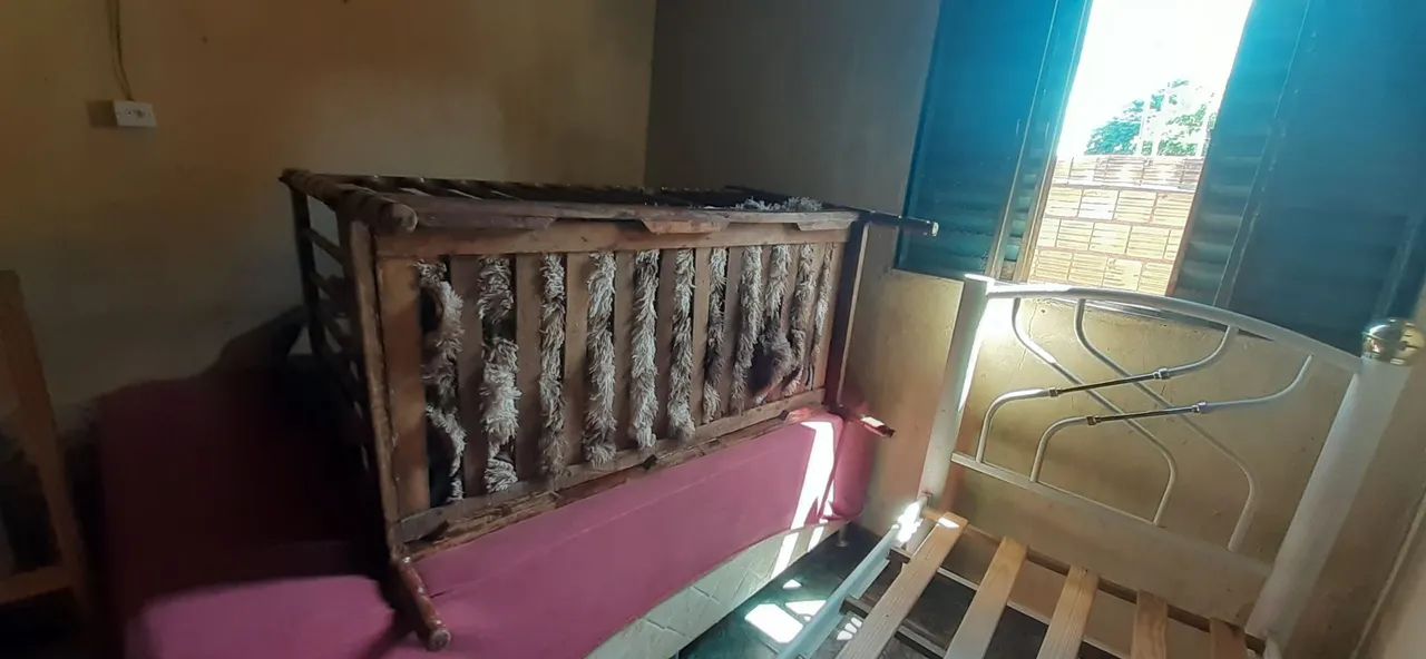 VENDO BERÇO DE MADEIRA COM COLCHÃO  - Foto 2